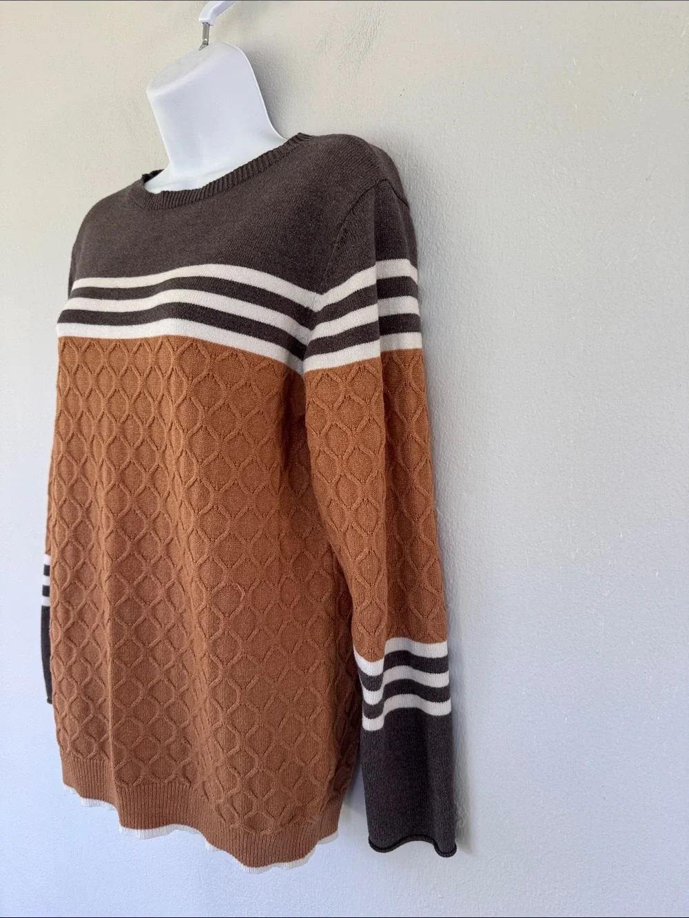 Brown gray white stripe textured knit long sleeve crewneck sweater size medium